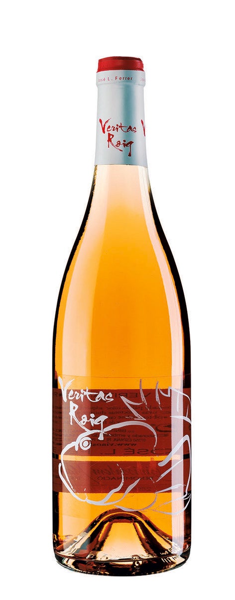 Empieza conquistando con un bello color rosa frambuesa, que obtiene por una ligera maceración de las callet, manto negro y syrah. Es un compendio de fruta y una delicada explosión floral. José L. Ferrer (15,50€).