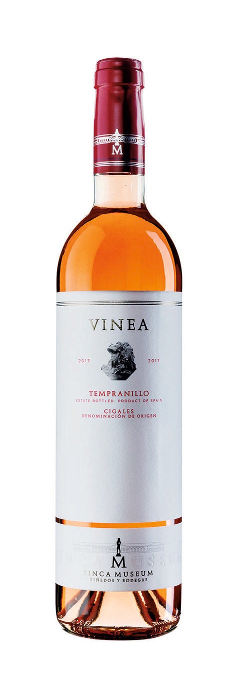 Con ligeros tonos asalmonados, este rosado es como un frutero de fresones, grosellas y algún maracuyá que pone la nota exótica. En boca resulta muy expresivo, vivo y fresco.Finca Museum (6,50€).