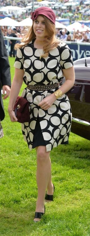 Aquí vemos a la princesa Beatriz en las carreras de Surrey en 2013, con un estilismo del que cuesta hacerse cargo. Si quería llamar la atención, lo consiguió.