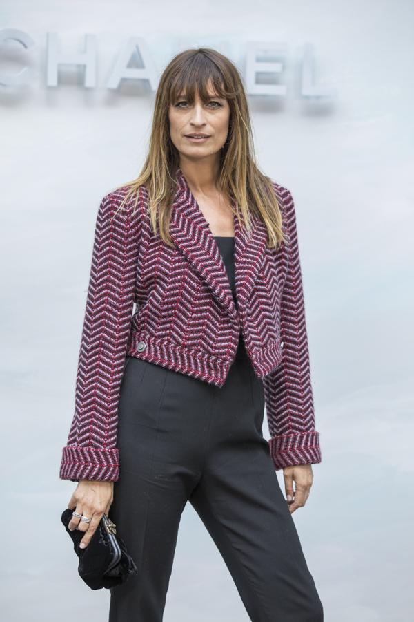 Caroline de Maigret apostó por la sobriedad en el desfile de Chanel en la Semana de la Alta Costura de París.