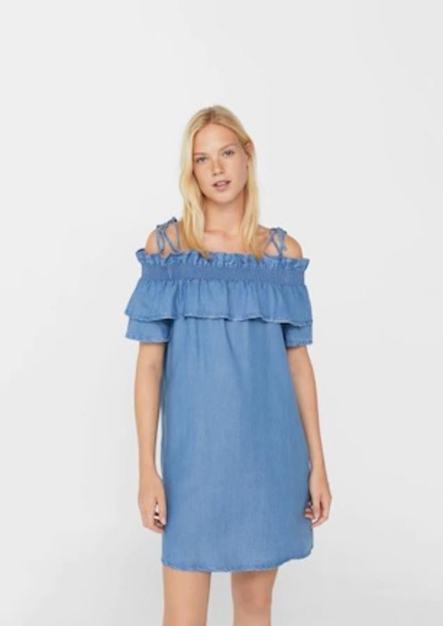 Vestido denim de volantes, 17,99 euros.