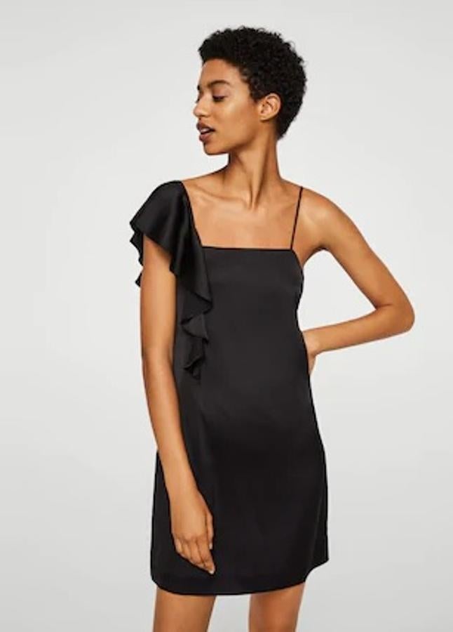 Vestido satinado asimétrico en color negro y con detalle de volante, 17,99 euros.