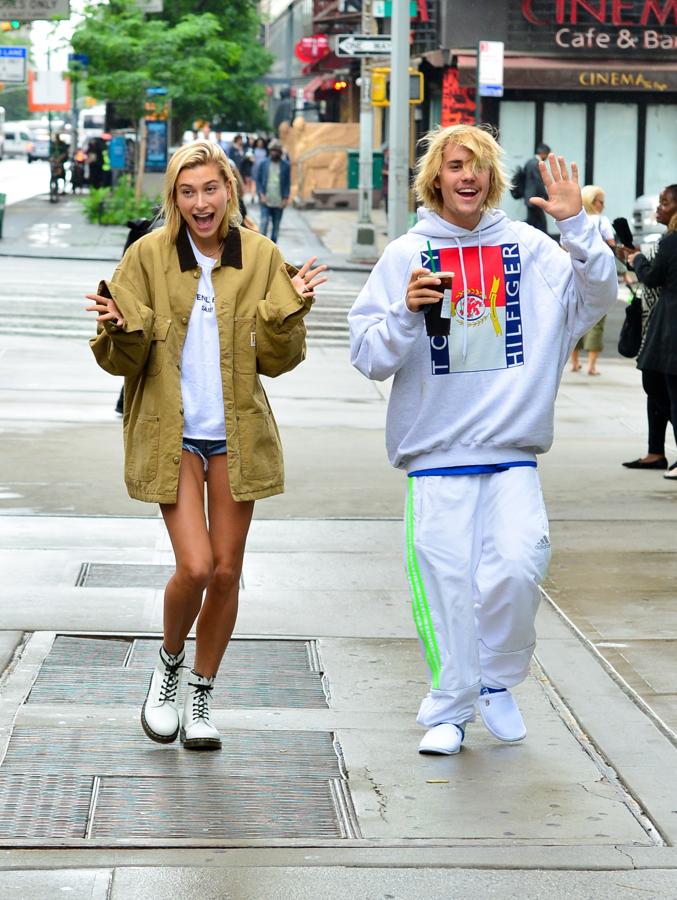 Bueno, al menos que la pareja se divierte... Pero a Justin Bieber seguimos sin perdonarle que se quede con las zapatillas del hotel y, por si fuera poco, vaya con ellas por la calle.
