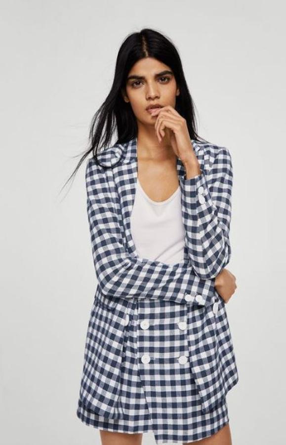 Conjunto de blazer y falda en vichy, de Mango.