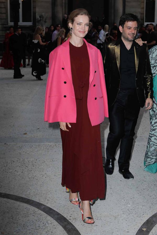Natalia Vodianova es modelo y se nota. Luce así de bien un vestido largo burdeos que entona con una 'blazer' en fucsia. De 10.