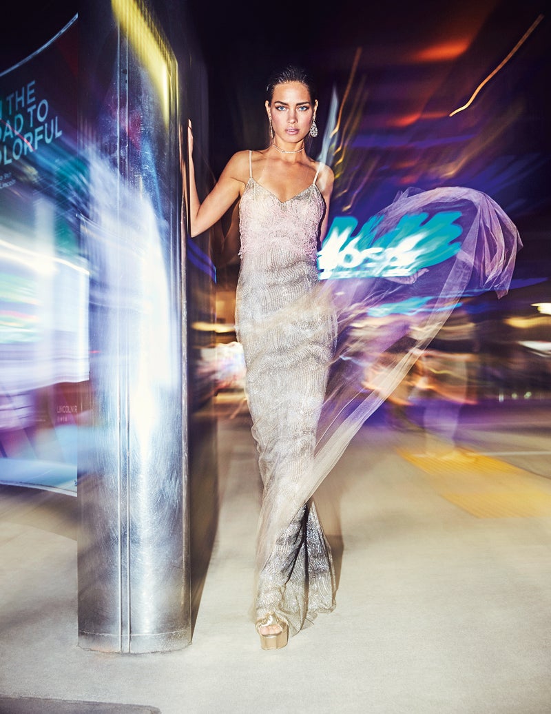 Vestido de Ermano Scervino, pendientes de Yanes Young, collar de Swarovski y sandalias de plataforma, de Giuseppe Zanotti.