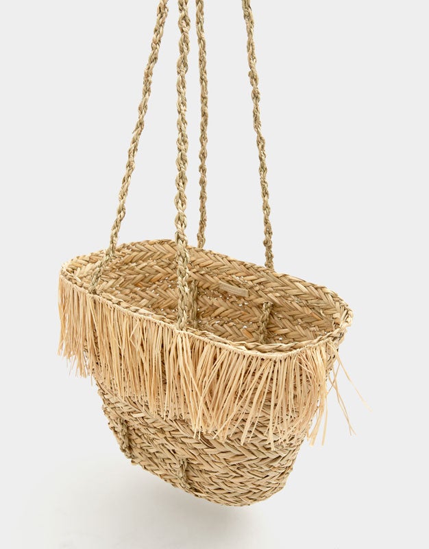 Capazo con flecos de Pull and Bear: 12,99 euros.