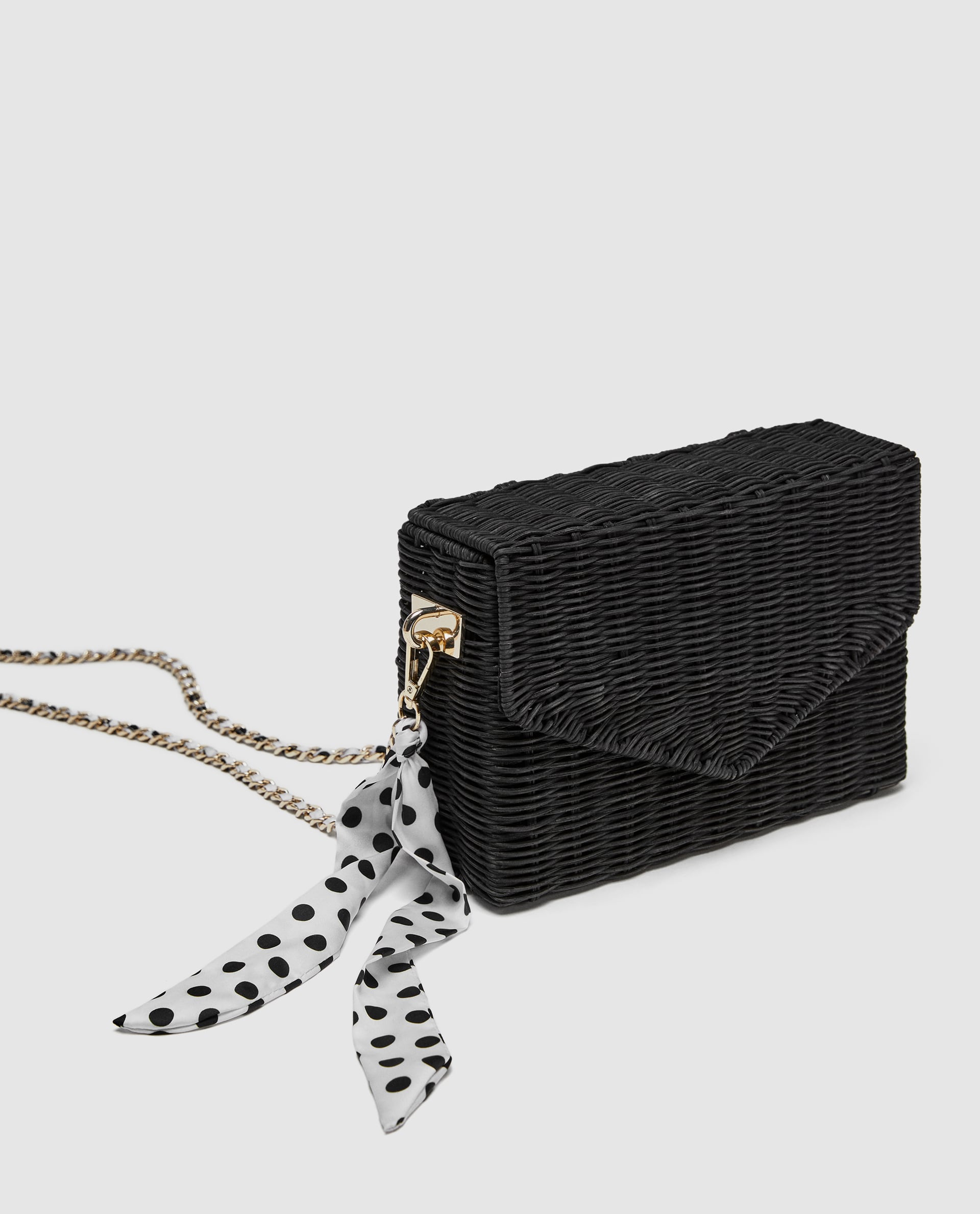 Bandolera de rabia con pañuelo de toditos, de Zara: 19,99 euros.