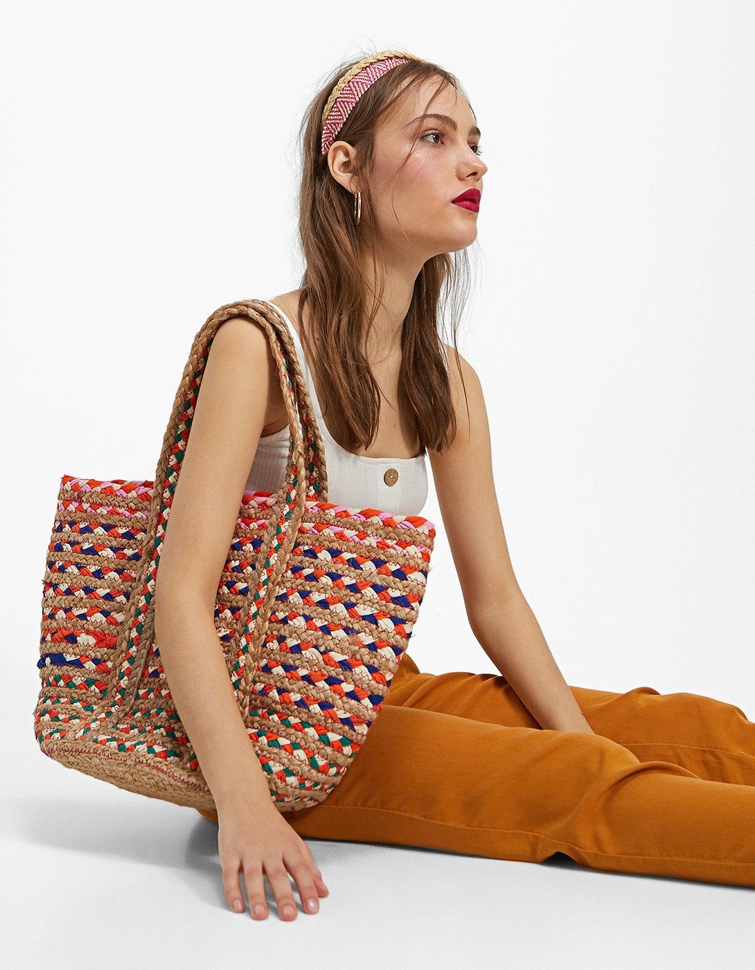 Capazo multicolor de rabia de Stradivarius: 12,99 euros.