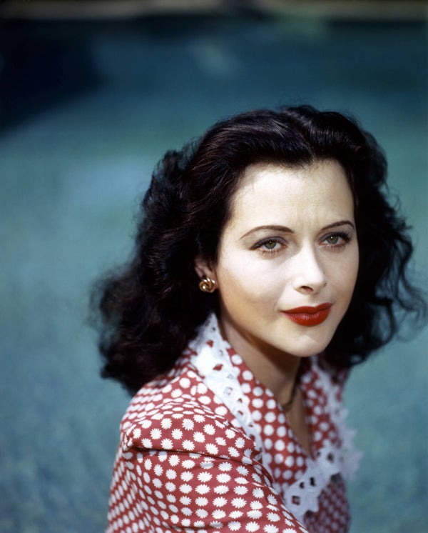 1. Hedy Lamarr. Actriz, inventora y heroína de guerra, sus ideas permitirían desarrollar la wi-fi, el GPS y el bluetooth. Durante la II Guerra Mundial, creó un sistema que manipulaba la señal de radio para crear un código imposible de descifrar por los nazis.