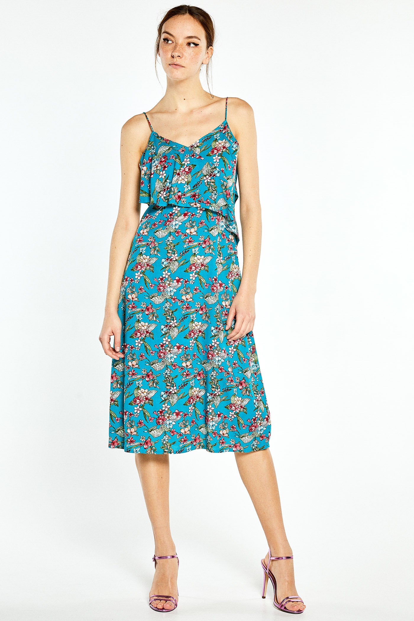 Vestido de tirantes con volante de Sfera: 13,99 euros.