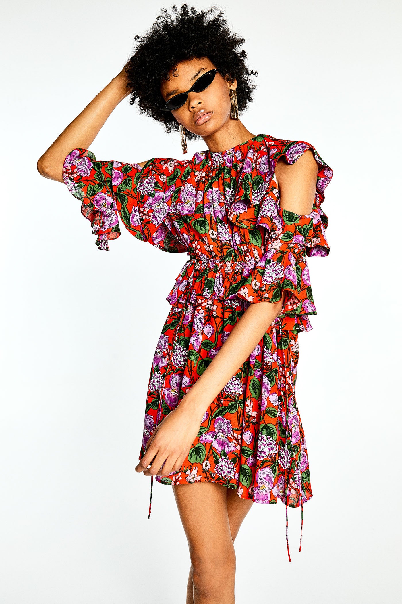 Vestido de volantes y con estampado flores de Sfera: 15,99 euros.