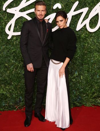 Diciembre de 2014. Esta falda diseñada por ella misma se convirtió en viral por su originalidad y elegancia. David, como siempre, funciona como perfecto telón del ingenio 'fashionista' de su mujer. Todo muy procedente en los British Fashion Awards.