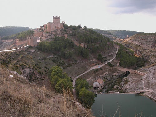 Alarcón (Cuenca): Alarcón es un pequeño pueblo de la provincia de Cuenca que luce una fusión de agua y tierra ideal con las vistas a la presa del Henchidero, el río Júcar, y su castillo y construcciones que le llevaron a ser denominado Conjunto Histórico-Artístico en 1981.