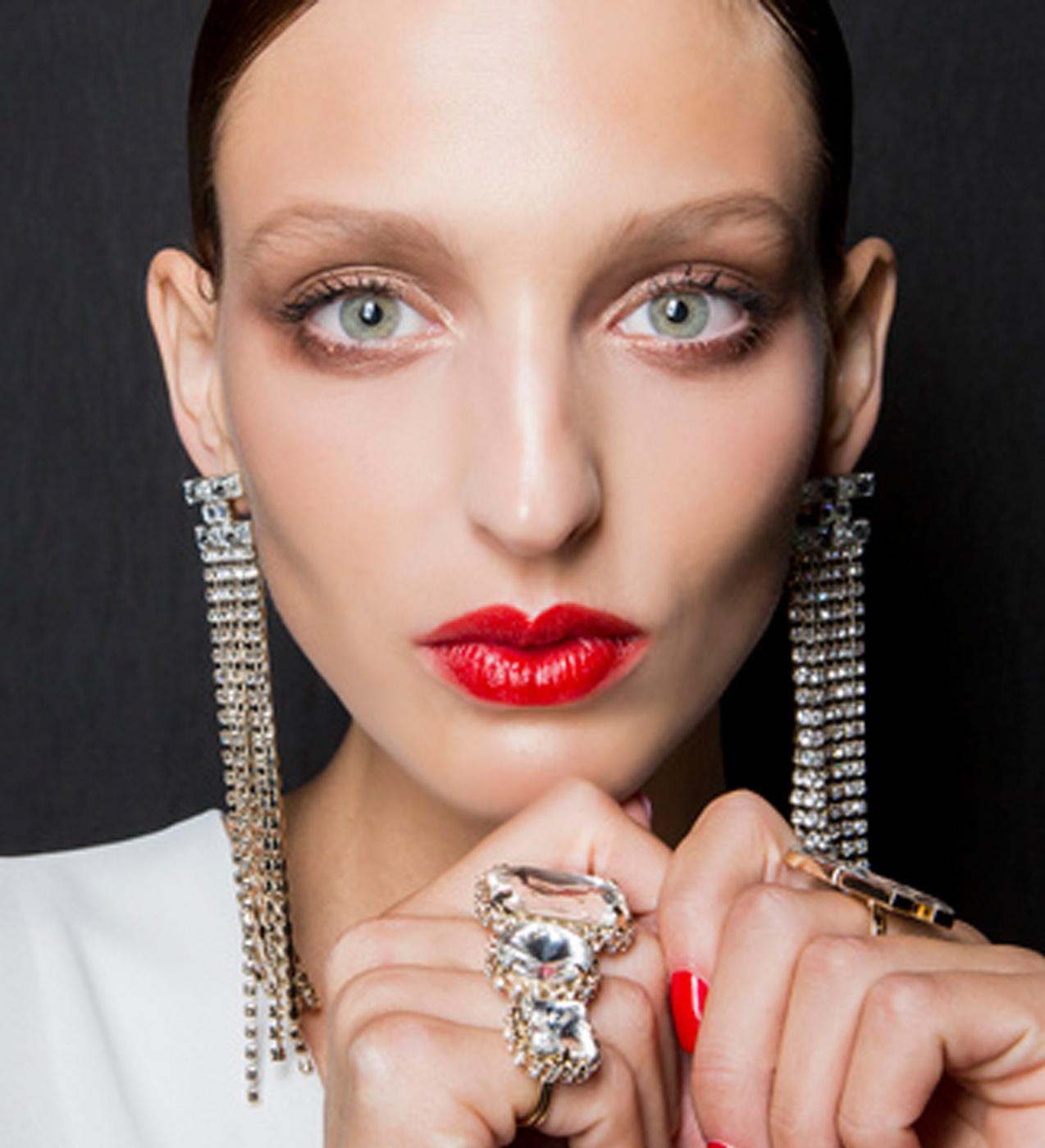 Los labios rojos son muy seductores en muchas situaciones, pero también tienen sus efectos colaterales. Por ejemplo, si vas a cenar, se puede correr la pintura y ten por seguro que dejarás estampada la servilleta. La cosa se complica si tu sana intención es acabar besándote con alguien. Si quieres evitar esta situación tendrás que apostar por una  barra waterproof . Debes tener en cuenta que  resecan un poquito más , por lo que si ya tienes tendencia a que este ocurra, no deberás abusar de este tipo de labiales. Otro truco para alargar la durabilidad de este color es aplicar unos  polvos translúcidos y, después, volver a pintar los labios.