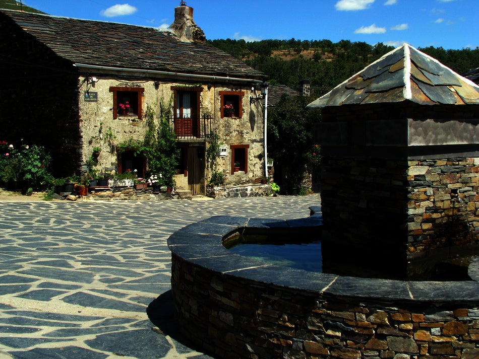 Valverde de los Arroyos (Guadalajara): Valverde de los Arroyos es uno de los pueblos españoles más representativos de la arquitectura ‘negra’. Además de disfrutar de los riachuelos que viajan por las calles empedradas, deberás visitar su iglesia, la Paza Mayos y el Museo Etnológico.