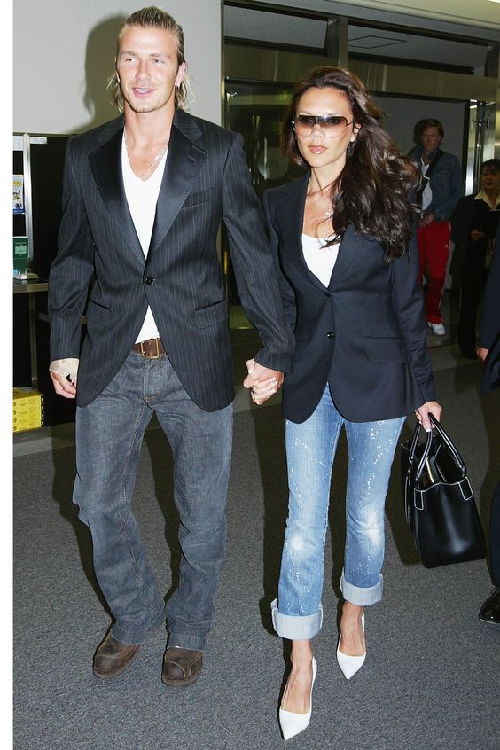 Junio de 2003. No se pudieron coordinar más a su llegada al New Tokio International Airport. Probablemente, el idilio de Victoria Beckham con el armario masculino haya nacido de su afición a conjuntarse con David.