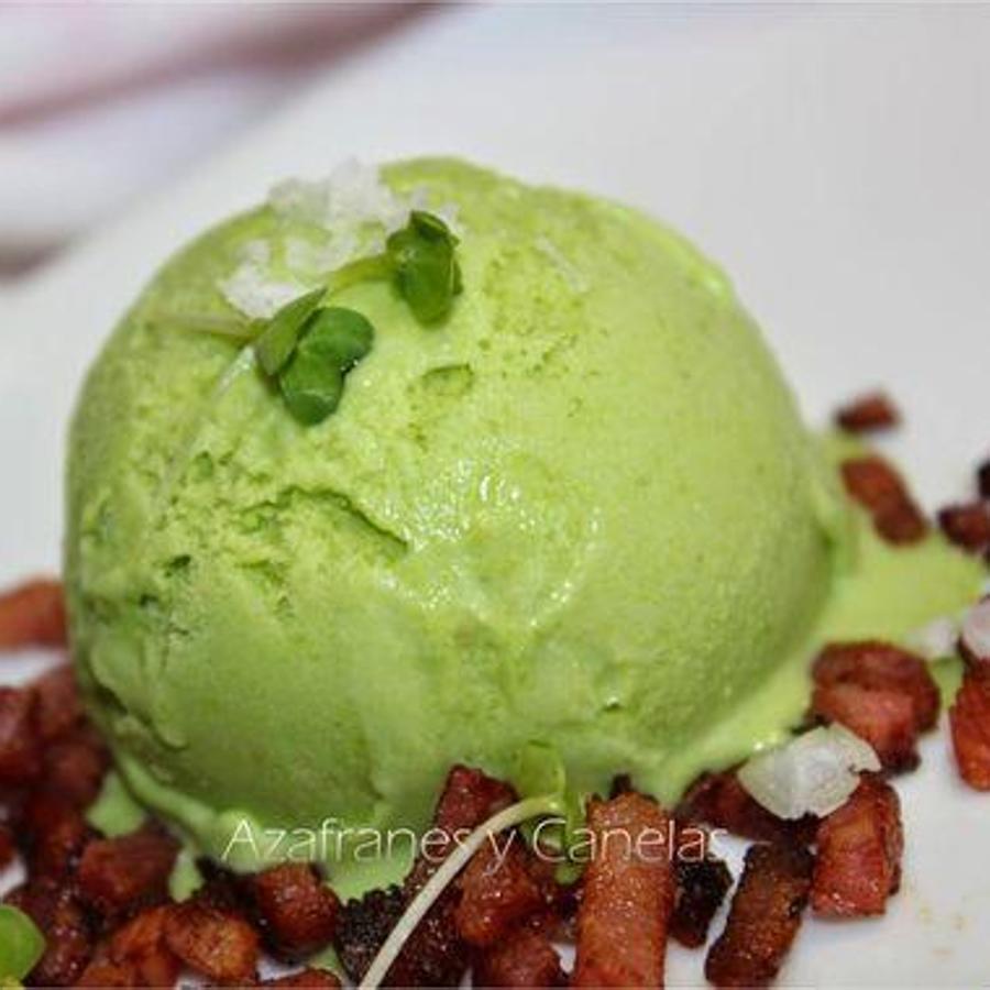 Esta es una de las combinaciones más raras para helado, pero para lo que no les guste mucho el dulce en exceso, tiene que tener un toque más que especial el helado de guisantes con bacon.