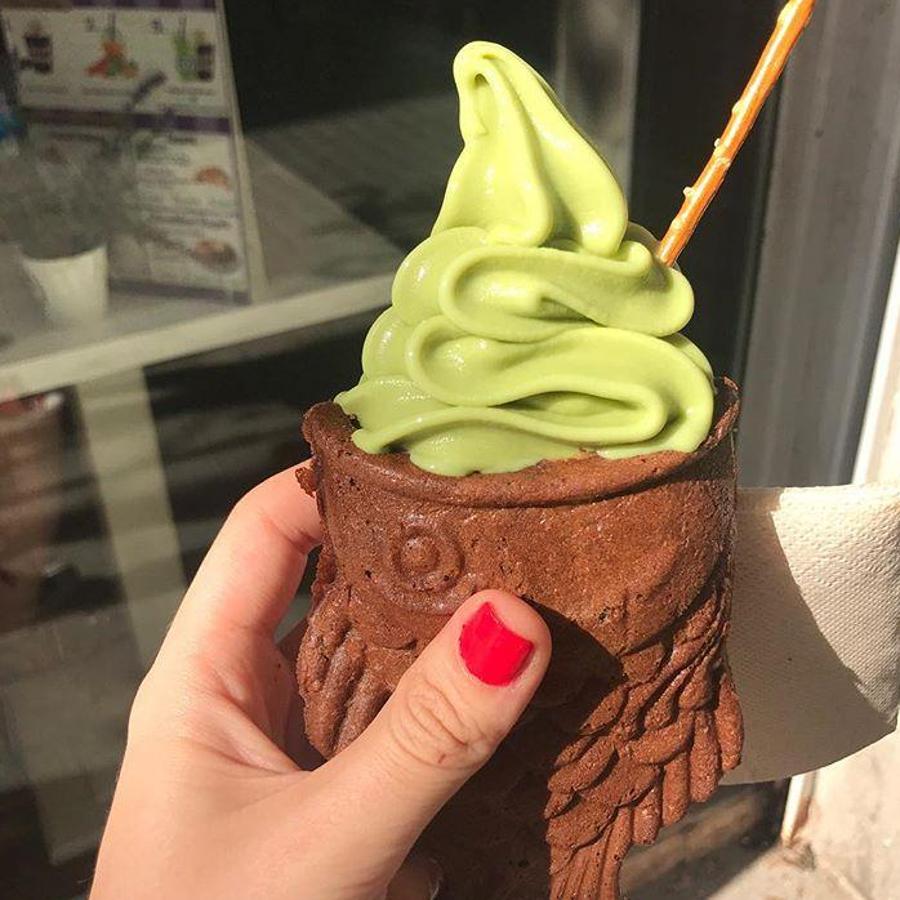 Los helados más divertidos de Malasaña en Madrid, los Taiyaki, también tienen sabores originales y especiales para este verano. Este es uno de ellos: el helado de té matcha.