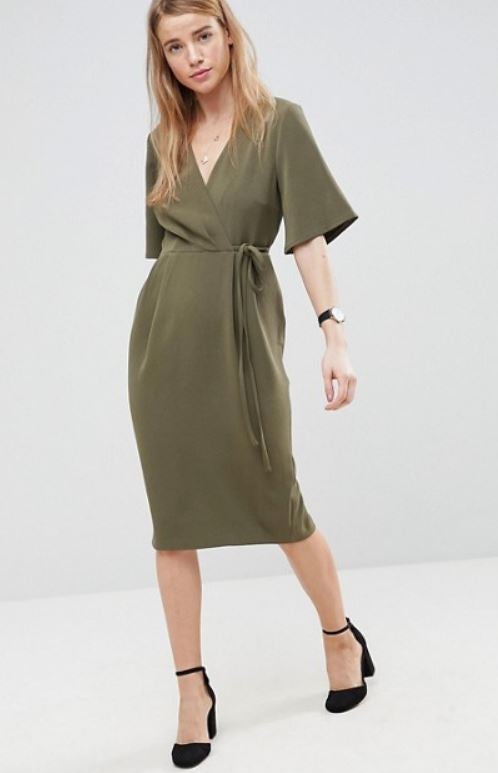 Sorprendentemente, las franquicias de la moda rápida ofrecen algunas alternativas para todos los público en verde oliva. Por ejemplo, Asos, donde encontramos un vestido tipo kimono por 49€.