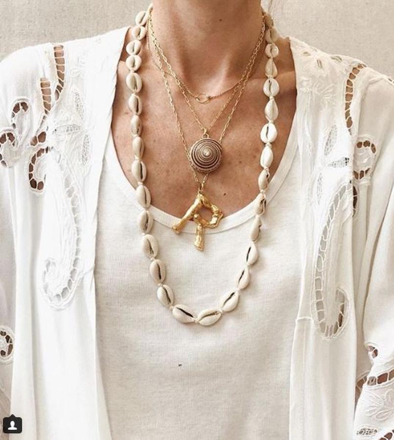 Laura Somoza lleva una misteriosa R. ¿De quién será?