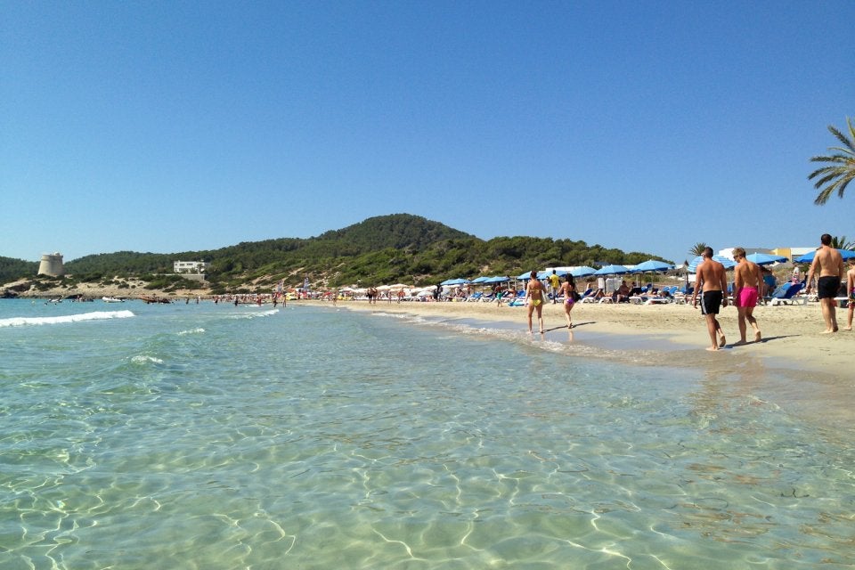 La playa d'en Bossa en Ibiza, es sin duda una de las más bonitas de la isla. Su punto fuerte está en los que buscan unas vacaciones repletas de fiesta.