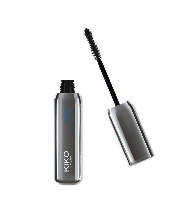 Las múltiples cerdas de su cepillo peinan, dan volumen y longitud. Aplícala una sola vez para una mirada natural de día y añade una segunda capa para un look intenso y con más volumen, ideal para la noche.  Standout Volume Waterproof Mascara, de Kiko Milano (9,95 €).