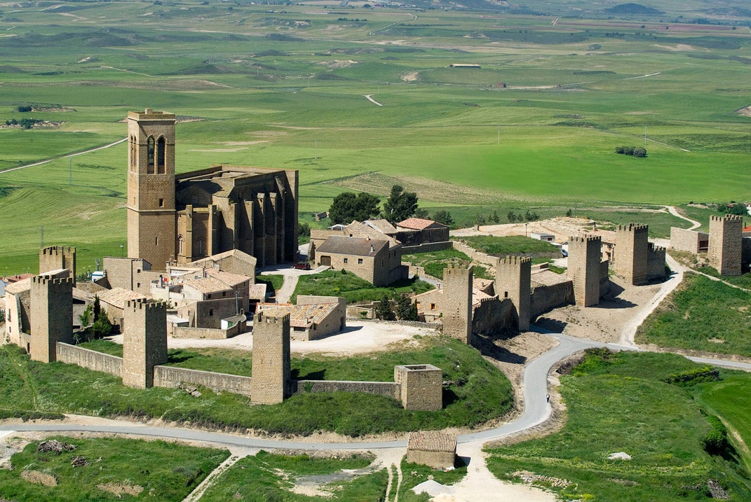 El pueblo de Aratjona está rodeado de un conjunto amurallado medieval del siglo XI, con nueve torreones almenados coronados por la iglesia-fortaleza de San Saturnino, del siglo XIII. Es la muralle de Navarra mejor conservada y su casco histórico se conserva a la perfección. Un destino estrella para visitar este verano.