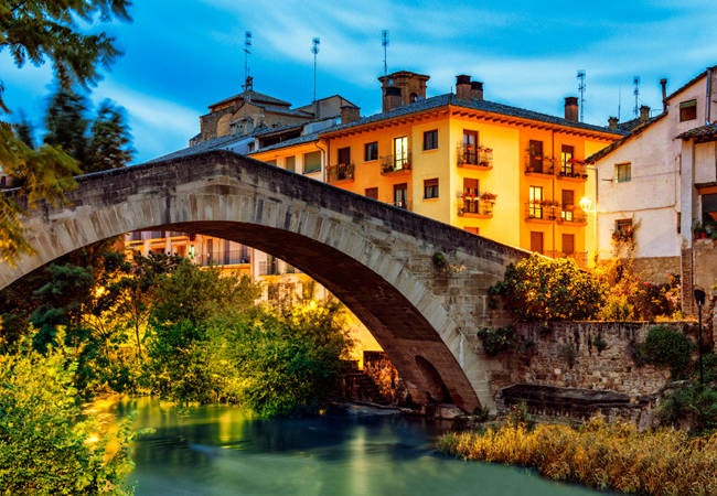 Estella-Lizarra, ciudad monumental nacida al calor del Camino de Santiago. Se trata de una localidad de 13.000 habitantes que puede llegar a sorprender por su gran atractivo histórico-cultural repleto de casas señoriales, palacios, iglesias, puentes y conventos.
