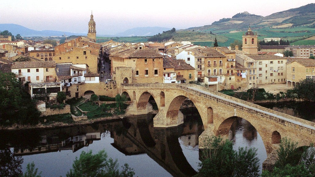 Puente la Reina es uno de los pueblos navarros más visitados por los peregrinos que se lanzan al Camino de Santiago. Sus joyas arquitectónicas como las iglesias del Crucifico, Santiago y San Pedro son de gran interés, sin olvidar su puente románico perfectamente ubicado que comunica las dos partes del pueblo.