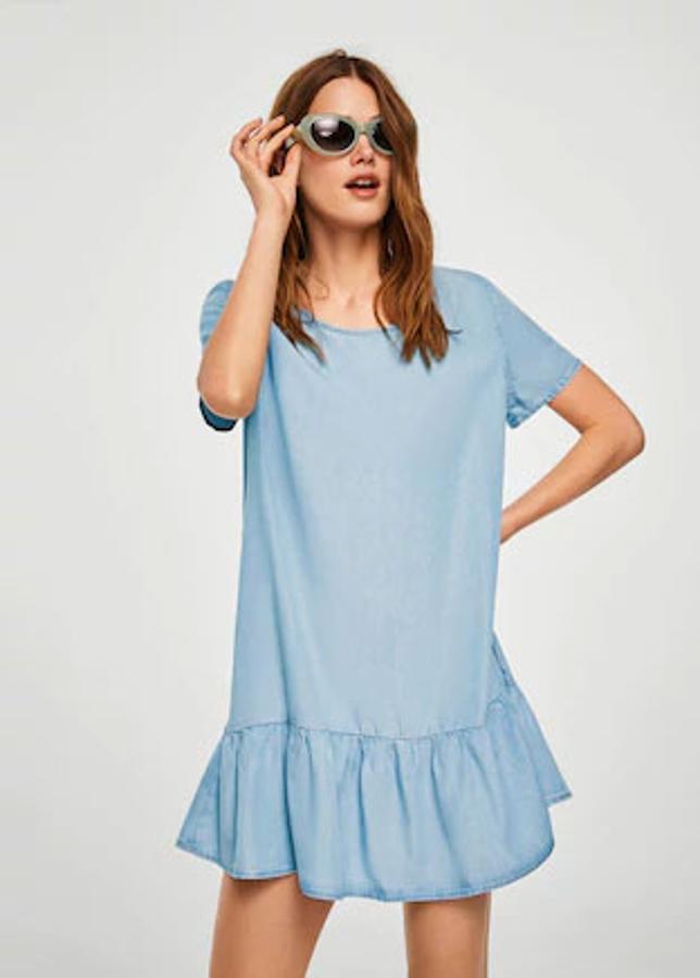 Vestido denim con detalle en el bajo de volante y en color azul claro, 19,99 euros.