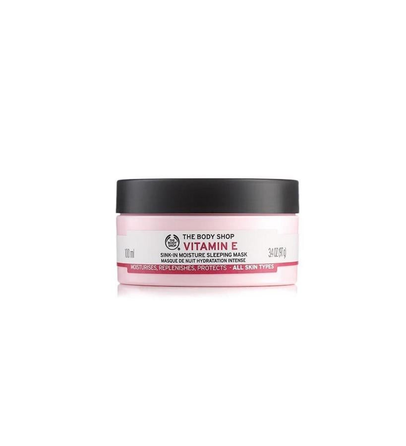 Alisa las arrugas provocadas por la deshidratación y deja la piel suave de todos los tipos de piel. Tan solo tienes que poner una capa no muy gruesa sobre tu piel y retirarla, transcurridos unos diez minutos, con agua o una toallita.  Mascarilla de Noche Hidratante Intensiva de Vitamina E de The Body Shop  (21 €).