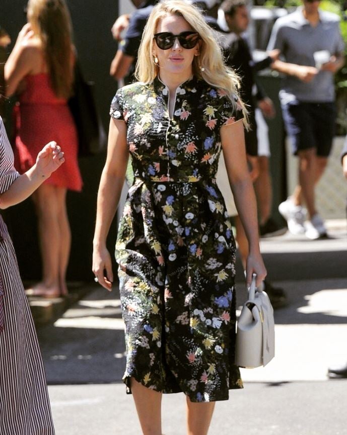 Stella McCartney. La diseñadora dio una lección de estilo con un mono de su colección 'resort' para el verano que viene en tonos arena, sandalias atadas al tobillo, un fedora y pequeño bolso a juego.