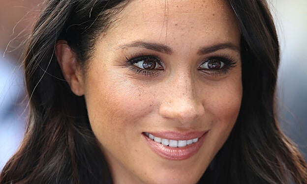 Máscara de pestañas, iluminador, colorete y labial nude son los básicos de maquillaje de Meghan.