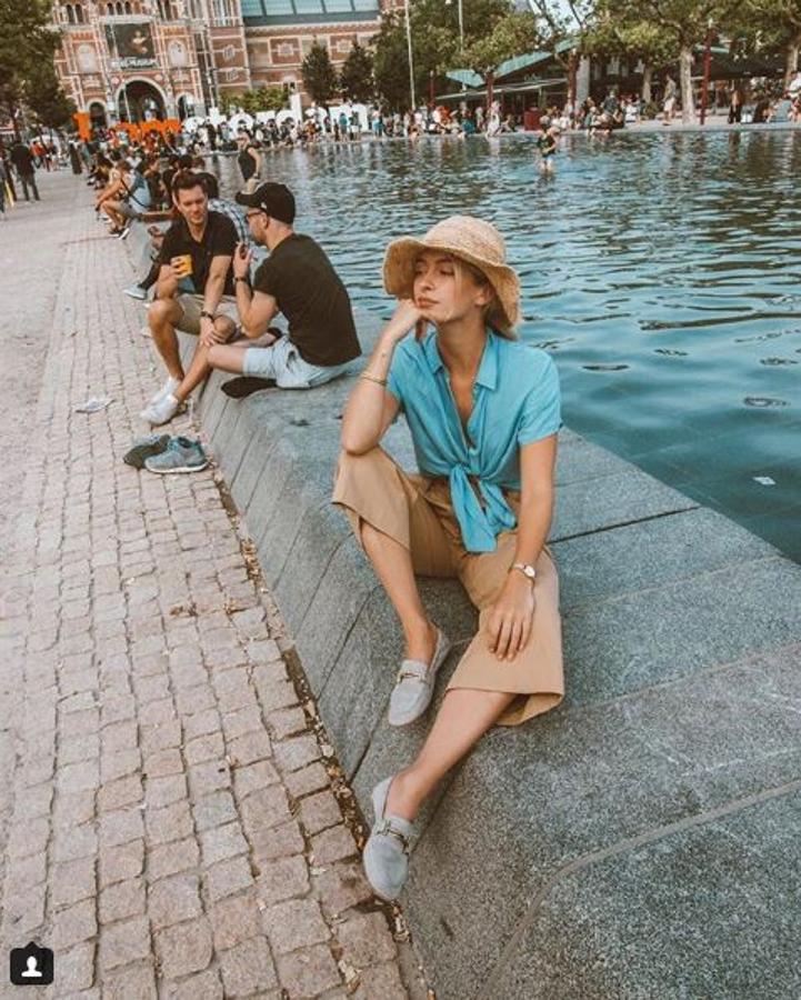 ¿No es 100% vacacional? Nos encanta la camisa anudada de Rianne Meijer.