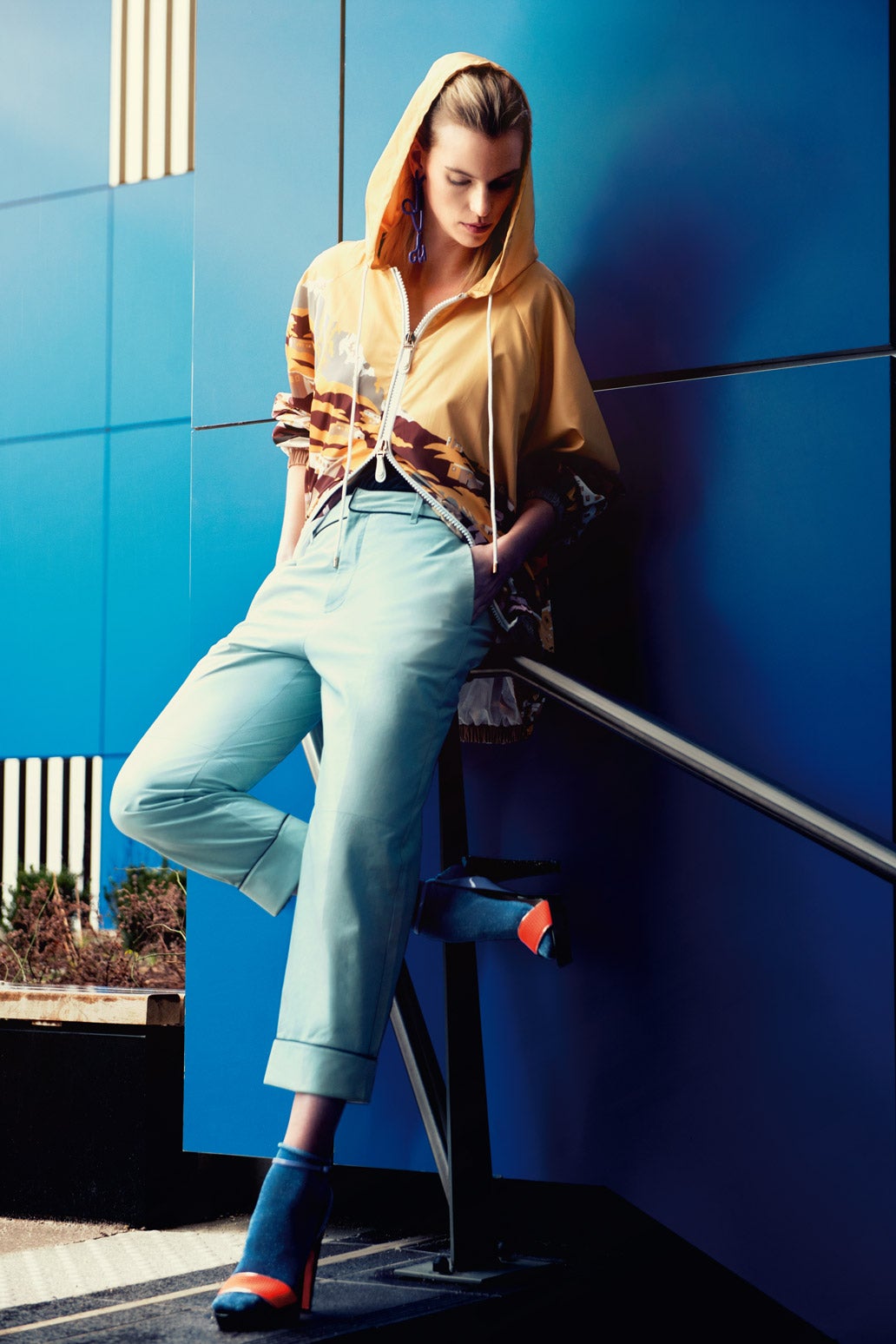 Cazadora en tejido técnico y pantalón de cuero, de Tod’s. Pendientes de Mango. Calcetines de Dim y sandalias de Christian Louboutin.