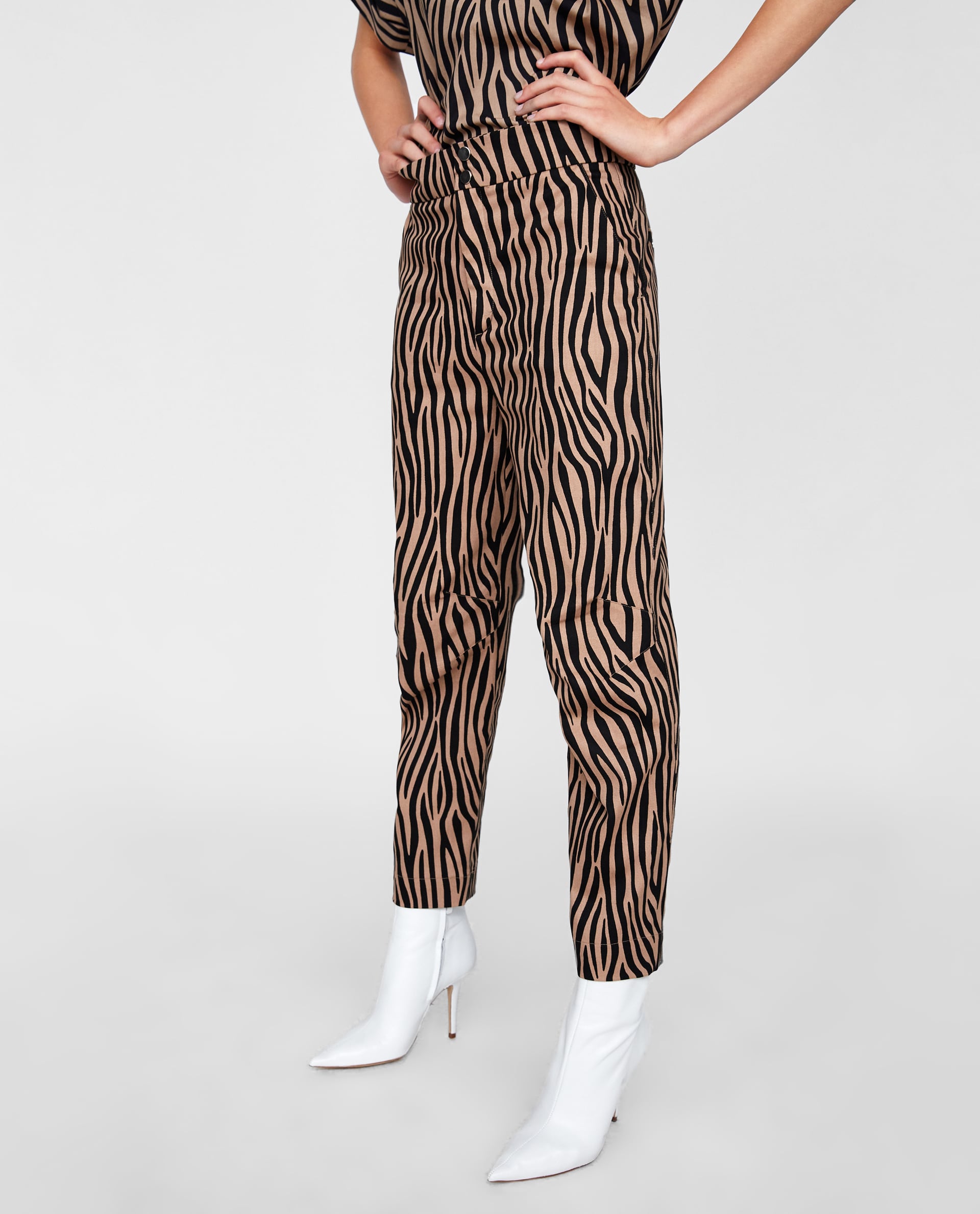 Vestido mini con estampado de serpiente de Zara: 29,95 euros.