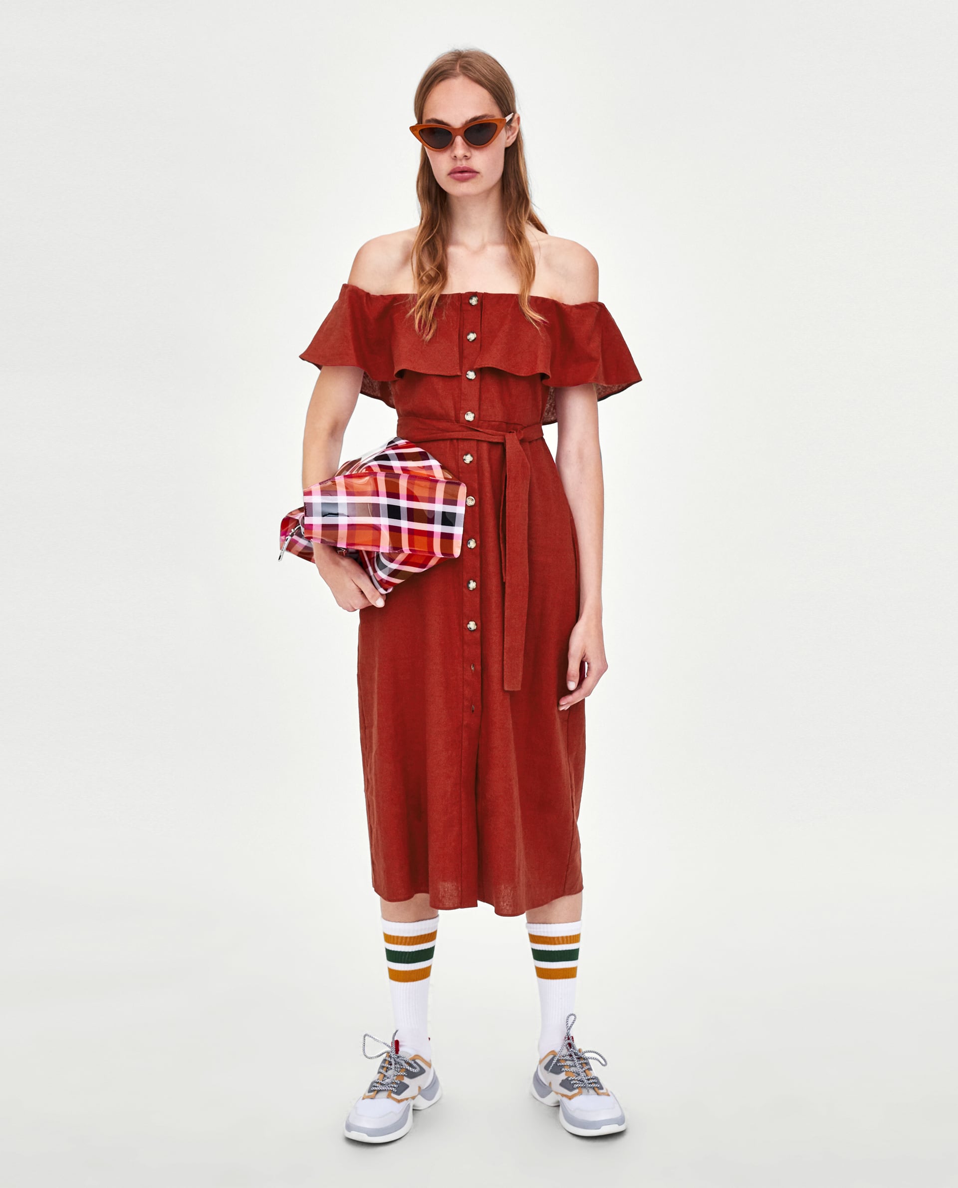 Vestido en color terracota con hombros al descubierto y botones de Zara: 29,95 euros.