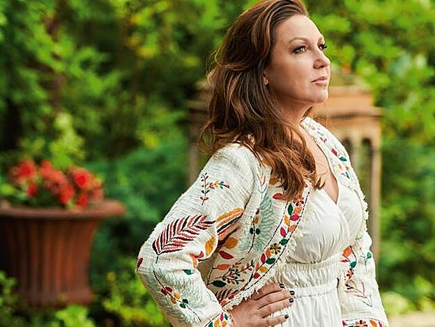 Niña Pastori luce una chaqueta de Ten To Hundred y un vestido de Marella.