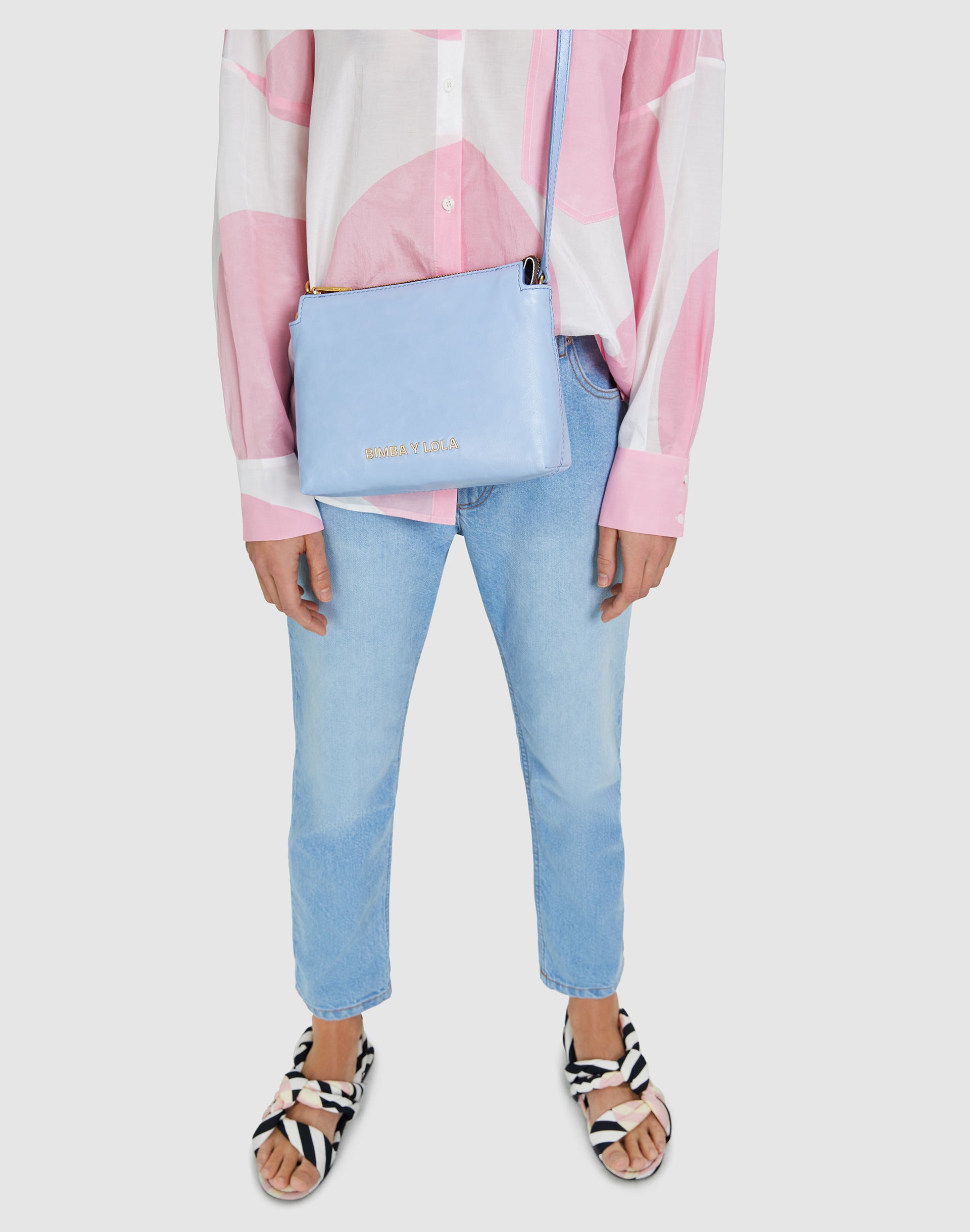 Bolso bandolera en color azul celeste de Bimba y Lola: 81 euros.