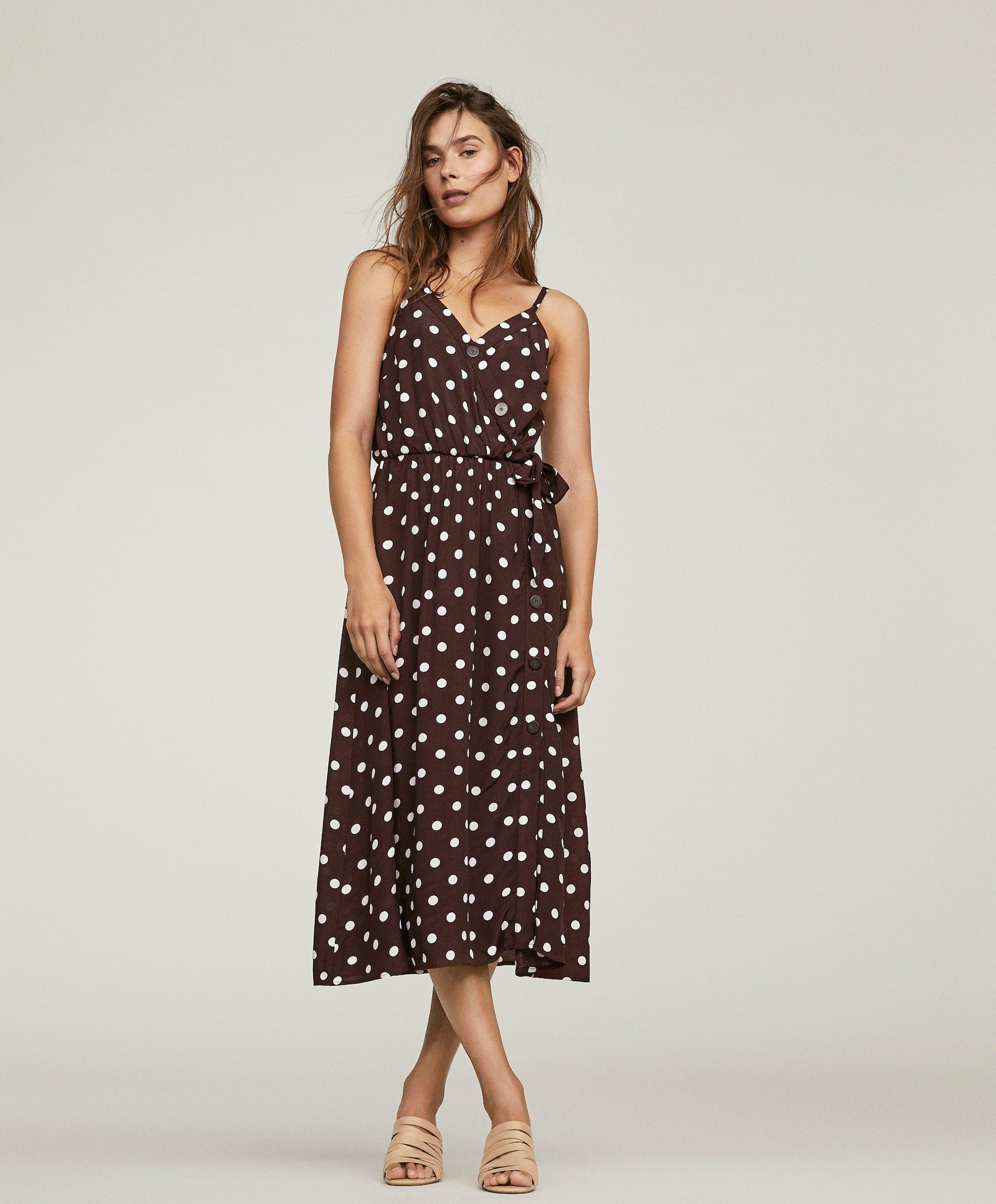 Vestido midi cruzado con topos de Oysho: 29,99 euros.