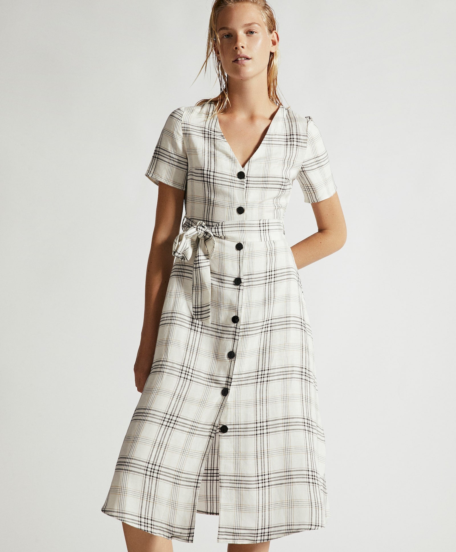 Vestido corto satinado con volantes de Oysho: 25,99 euros.