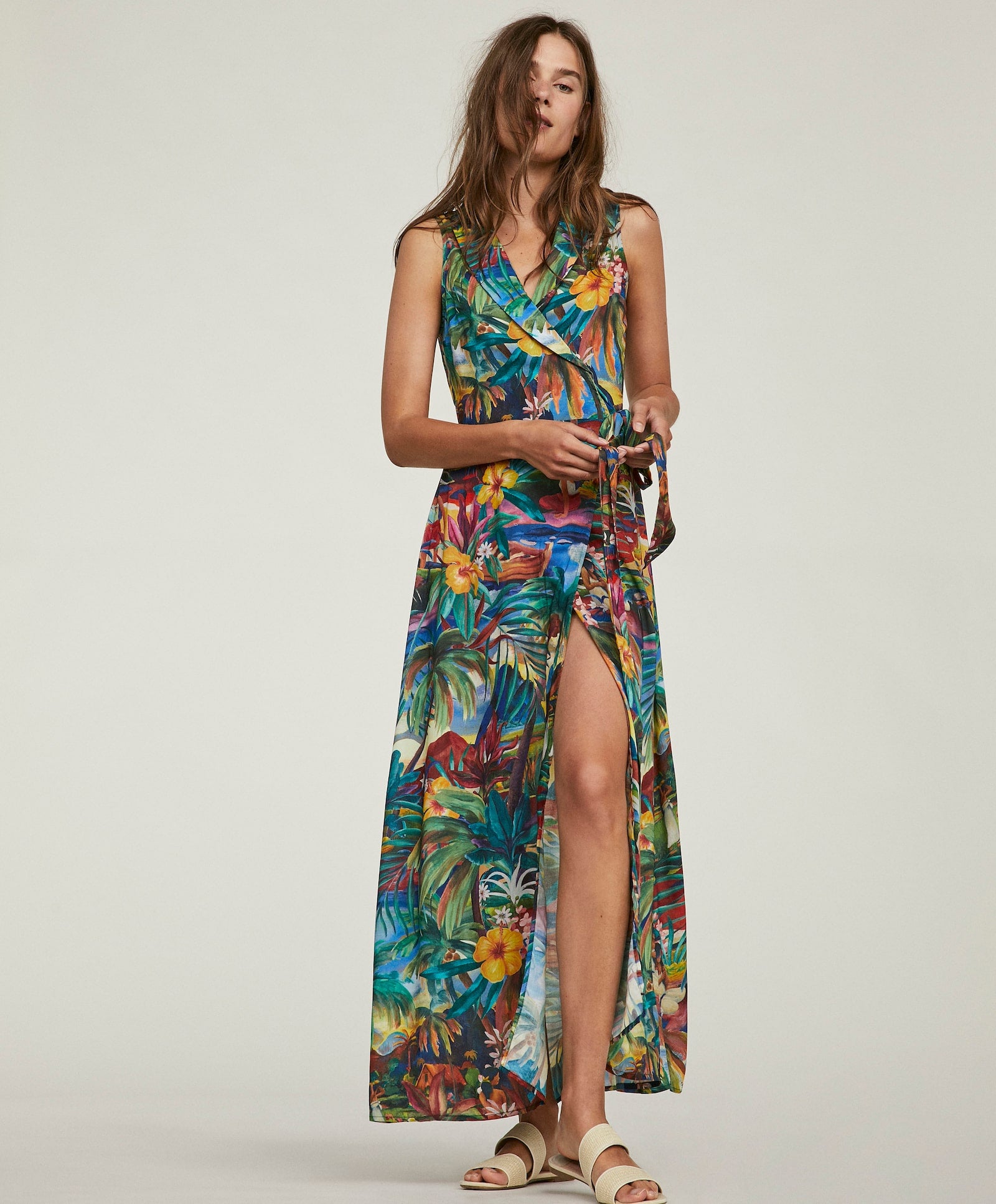 Vestido largo con estampado de paisaje de Oysho: 35,99 euros.