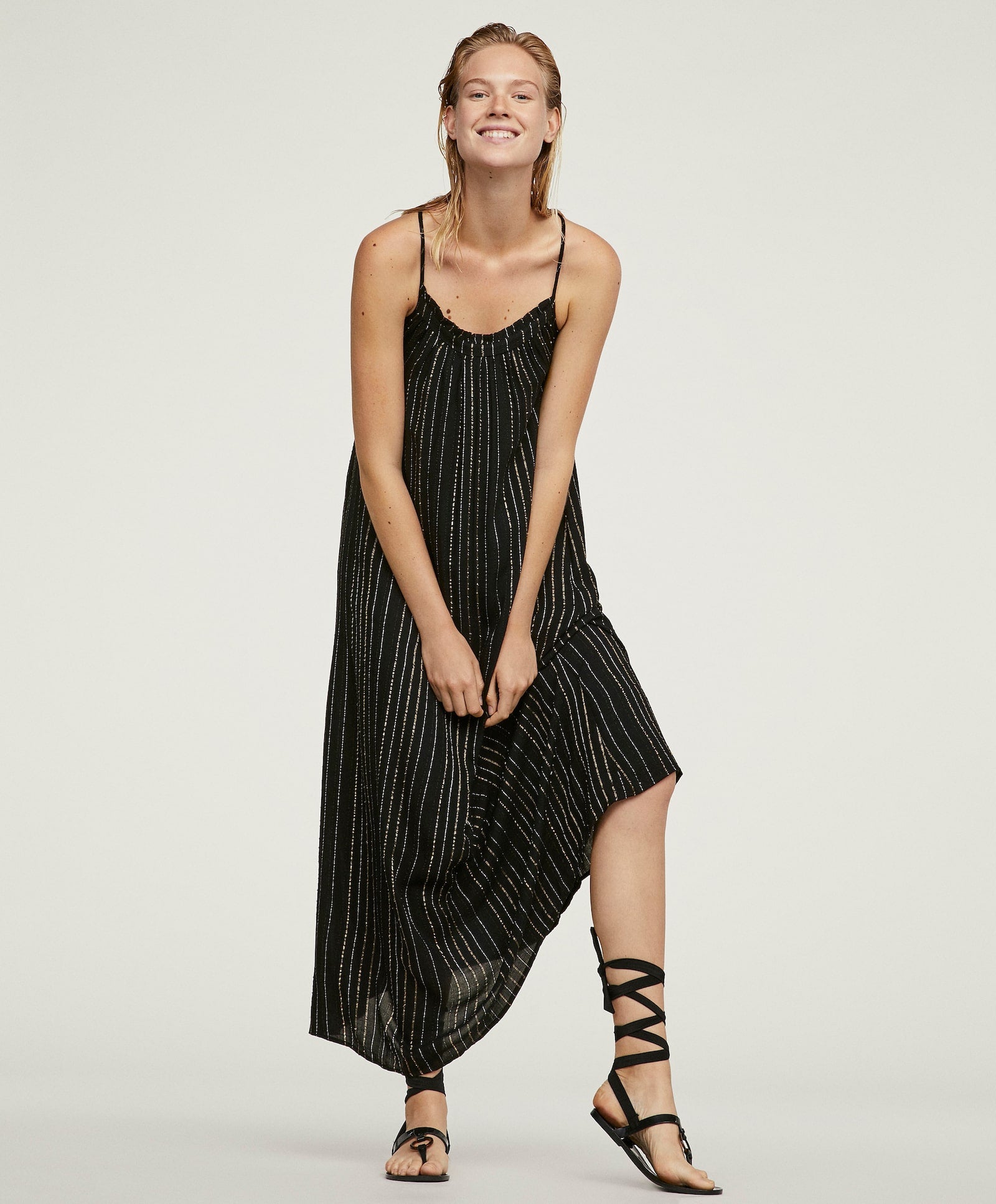 Vestido largo con raya de hilo metalizado tirantes de Oysho: 35,99 euros.