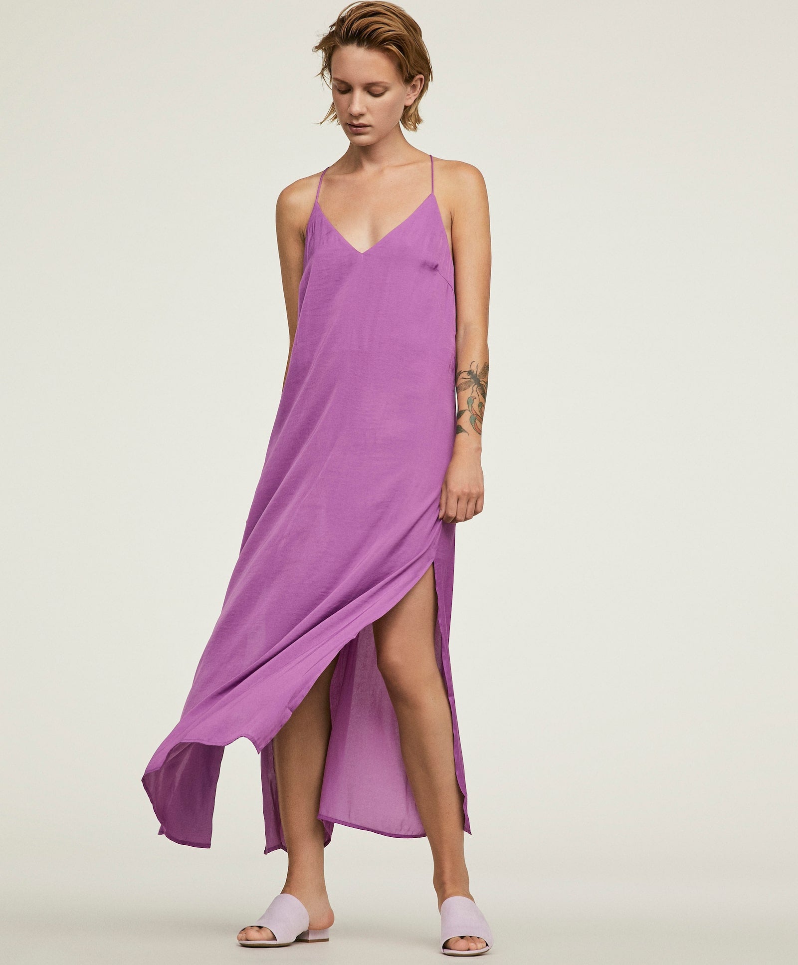 Vestido largo de tirantes satinado con raja lateral de Oysho: 29,99 euros.