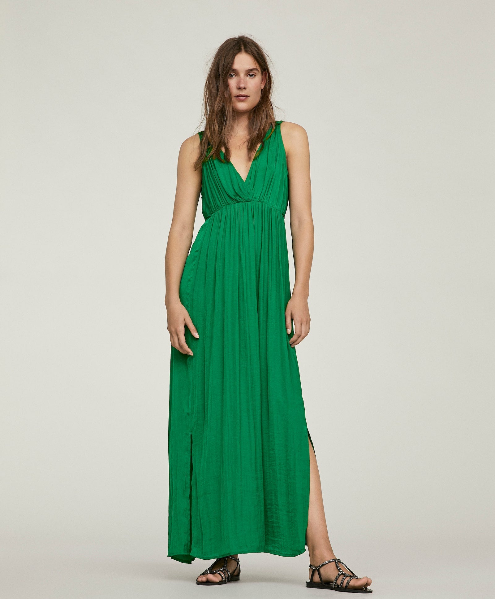 Vestido verde largo con escote en pico de Oysho: 35,99 euros.