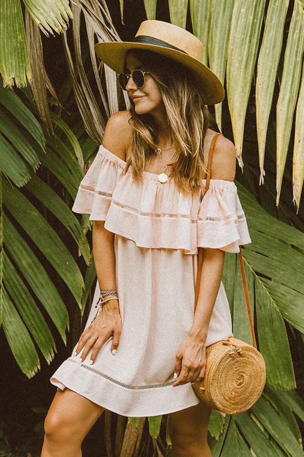 Minivestido en rosa claro con escote off-shoulder y con volantes ( modelo Biscayne off-shoulder dress ), 49 euros.