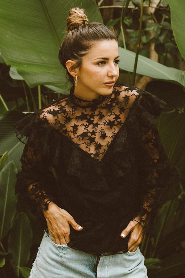 Blusa con transparencias, diseño bordado de estrellas y detalle de volantes ( modelo Callisto star blouse ), 69 euros.