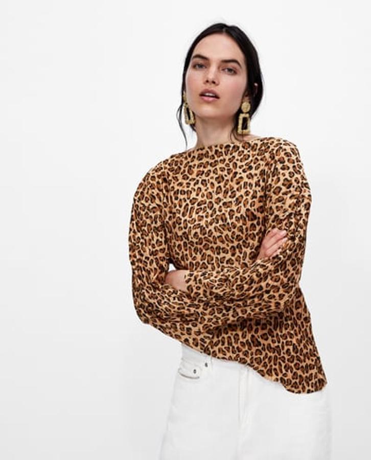 Camiseta plisada con estampado animal de leopardo, 5,99 euros.