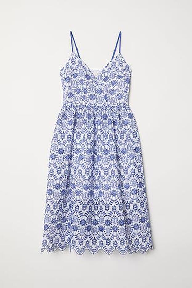Este fantástico vestido con bordado inglés, de H&M (79€).